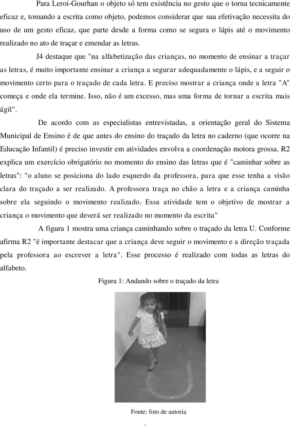 J4 destaque que "na alfabetização das crianças, no momento de ensinar a traçar as letras, é muito importante ensinar a criança a segurar adequadamente o lápis, e a seguir o movimento certo para o