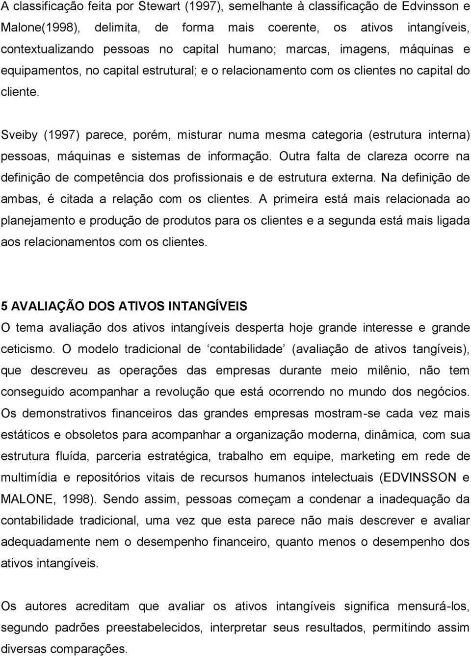 Sveiby (1997) parece, porém, misturar numa mesma categoria (estrutura interna) pessoas, máquinas e sistemas de informação.