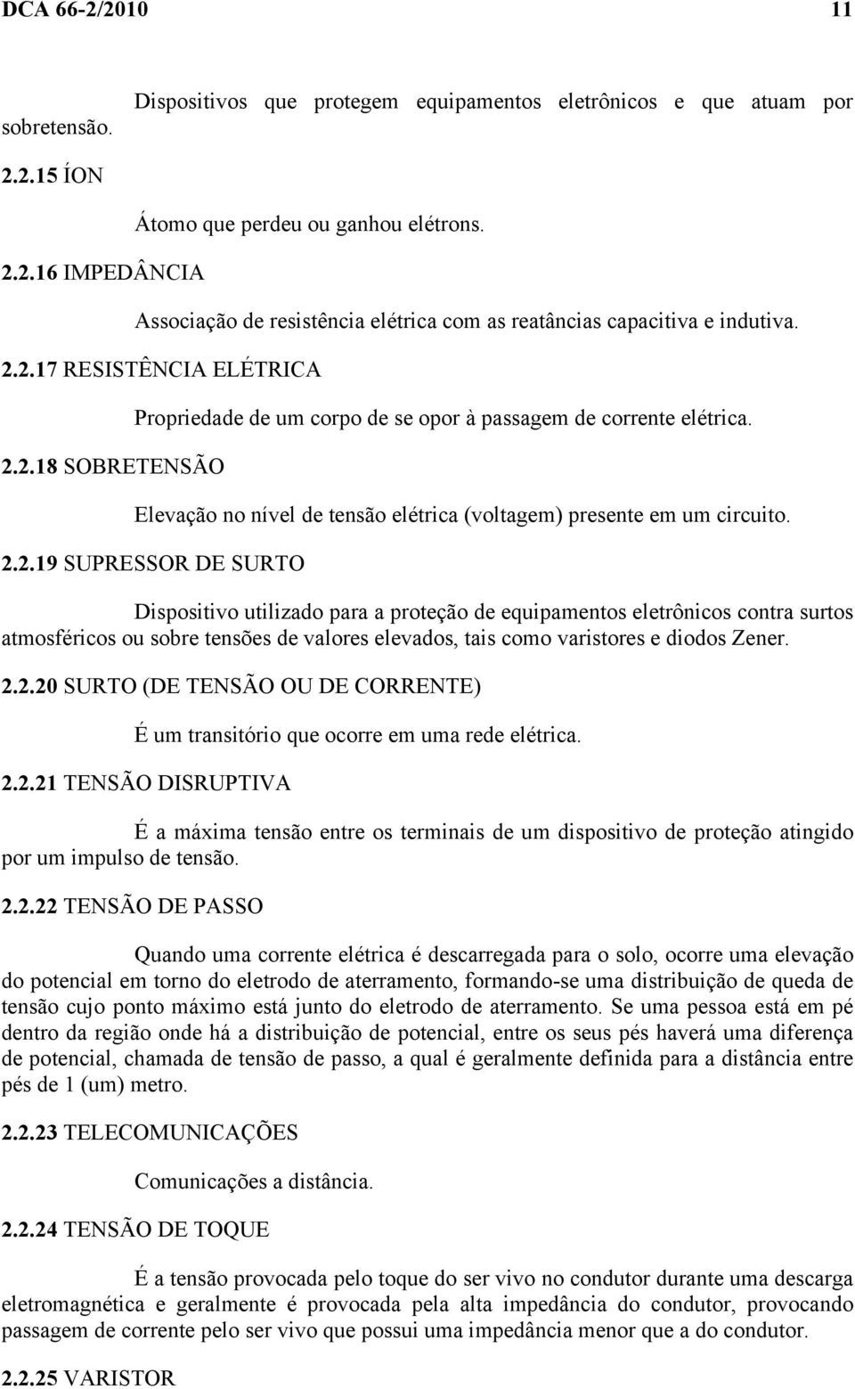 Elevação no nível de tensão elétrica (voltagem) presente em um circuito. 2.