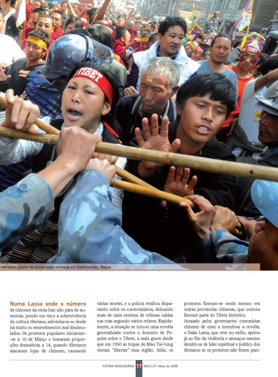 Os protestos populares iniciaram- -se a 10 de Março e tomaram proporções dramáticas a 14, quando tibetanos atacaram lojas de chineses, causando várias mortes, e a polícia retaliou disparando sobre os