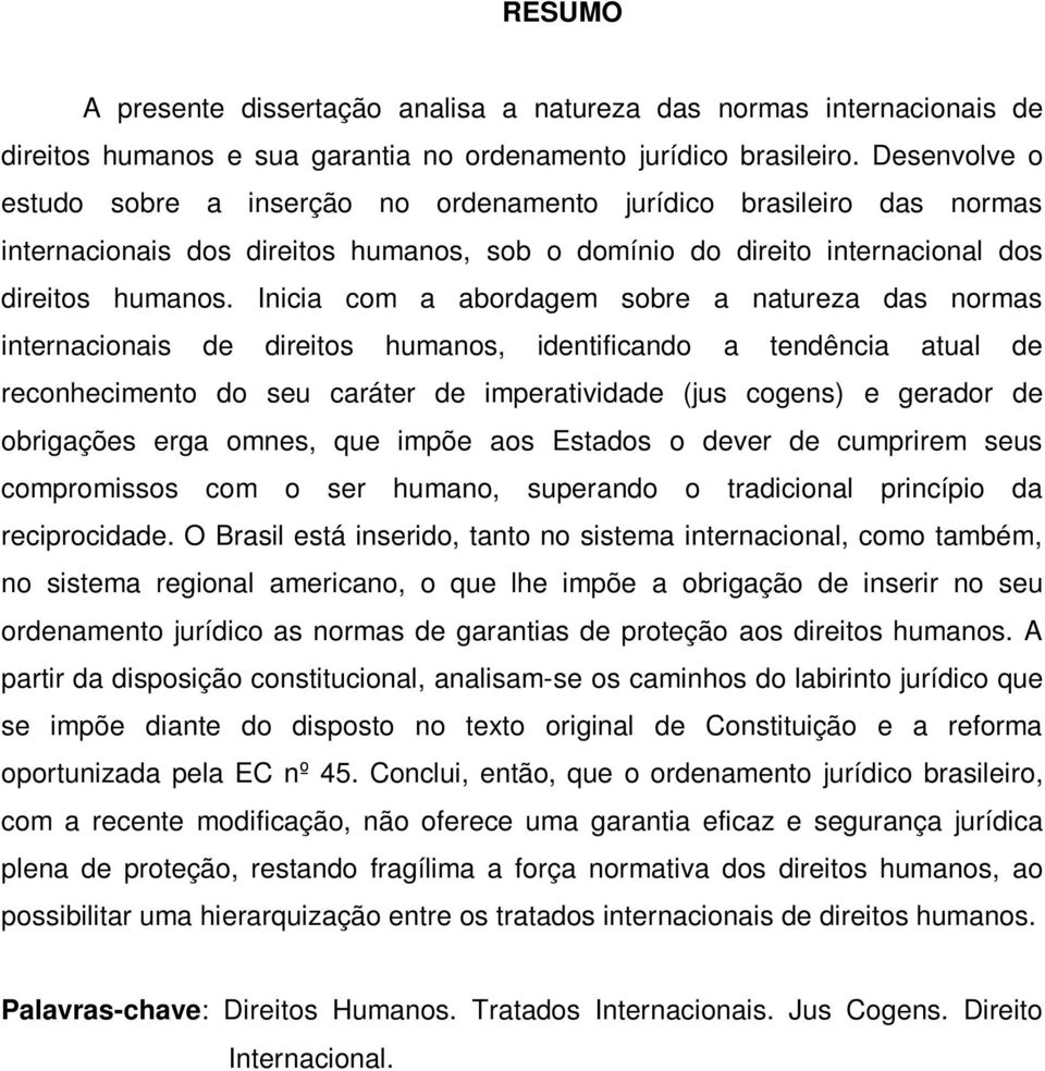 Inicia com a abordagem sobre a natureza das normas internacionais de direitos humanos, identificando a tendência atual de reconhecimento do seu caráter de imperatividade (jus cogens) e gerador de