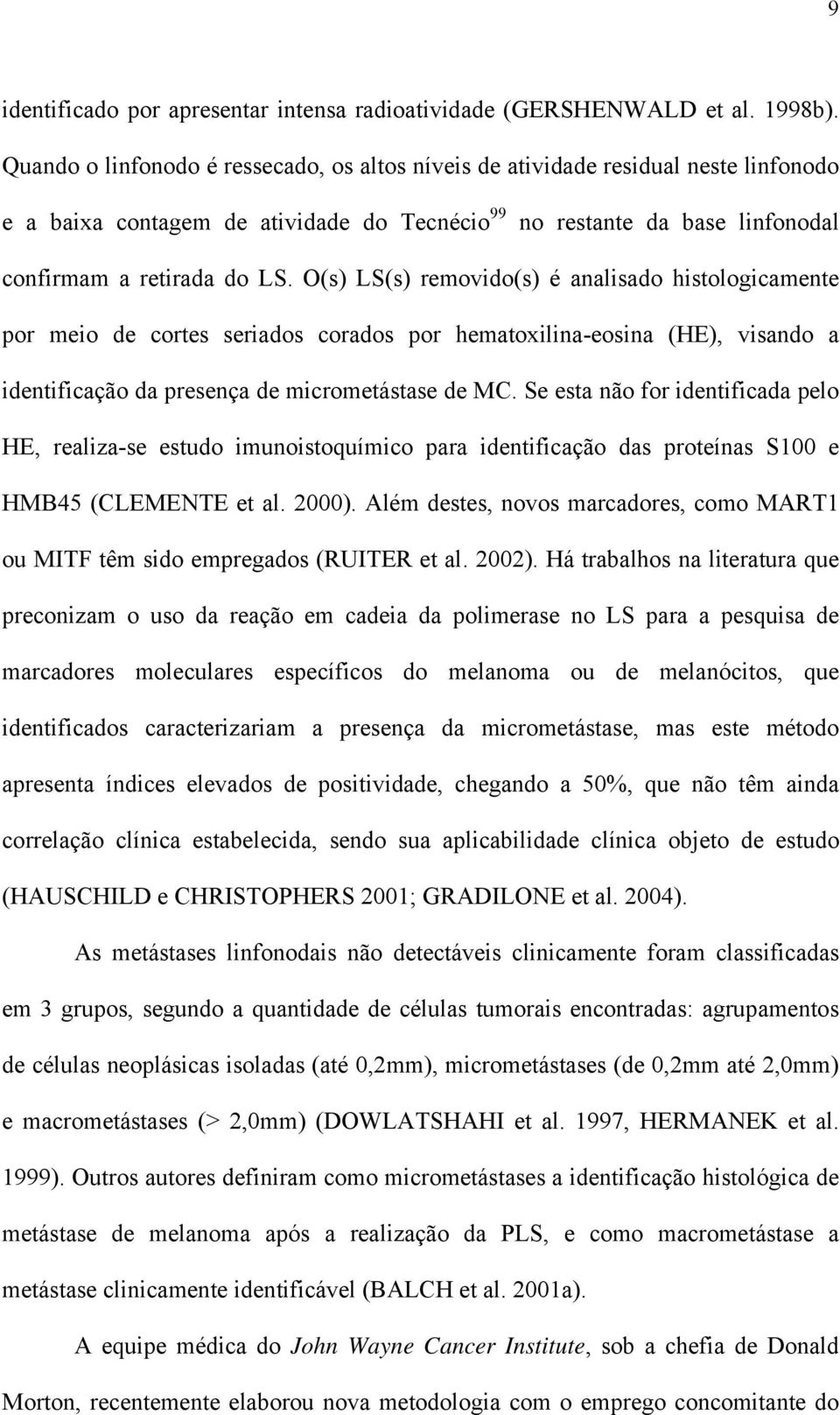 O(s) LS(s) removido(s) é analisado histologicamente por meio de cortes seriados corados por hematoxilina-eosina (HE), visando a identificação da presença de micrometástase de MC.