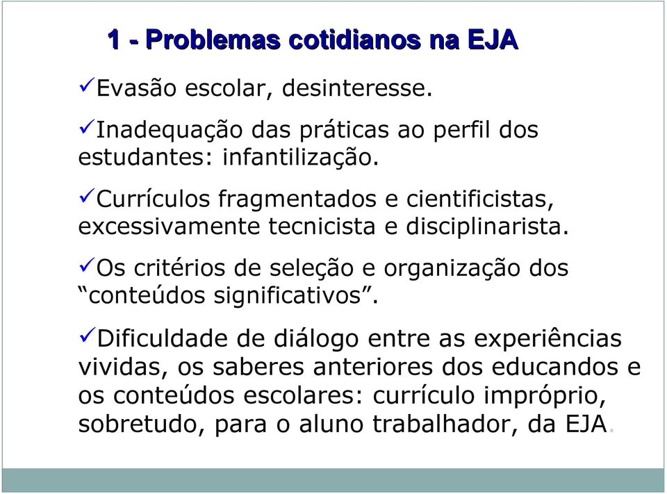 Currículos fragmentados e cientificistas, excessivamente tecnicista e disciplinarista.