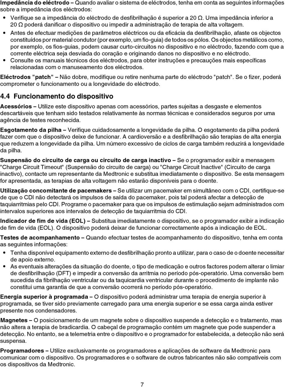 Antes de efectuar medições de parâmetros eléctricos ou da eficácia da desfibrilhação, afaste os objectos constituídos por material condutor (por exemplo, um fio-guia) de todos os pólos.