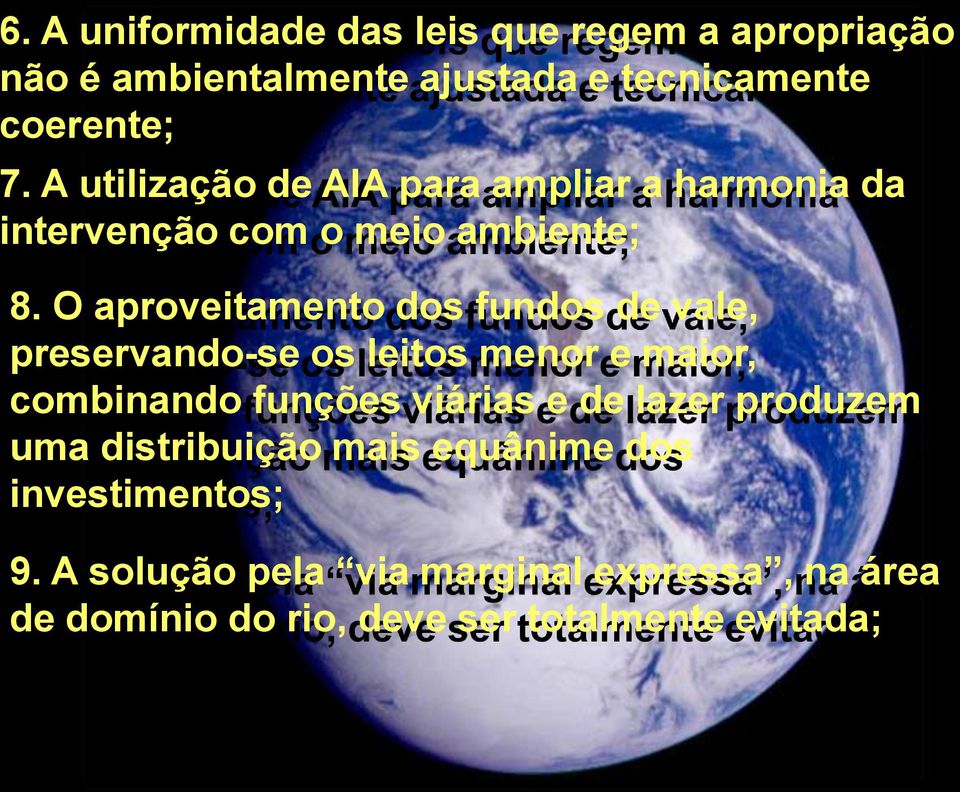 O aproveitamento dos fundos de vale, preservando-se os leitos menor e maior, combinando funções viárias e de lazer