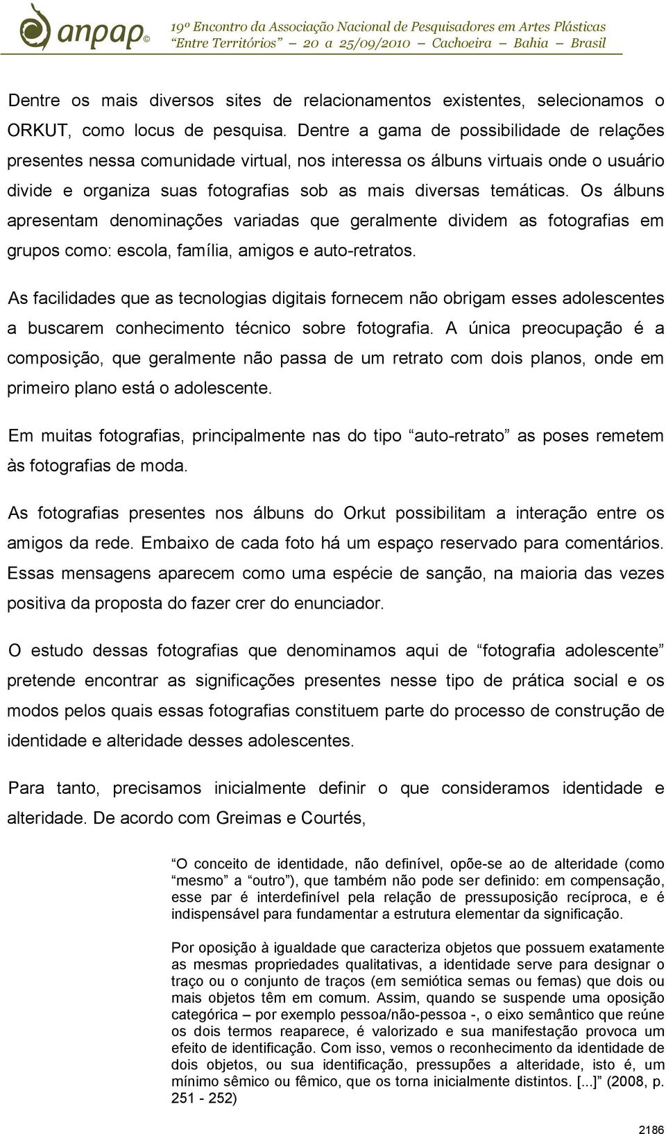 Os álbuns apresentam denominações variadas que geralmente dividem as fotografias em grupos como: escola, família, amigos e auto-retratos.