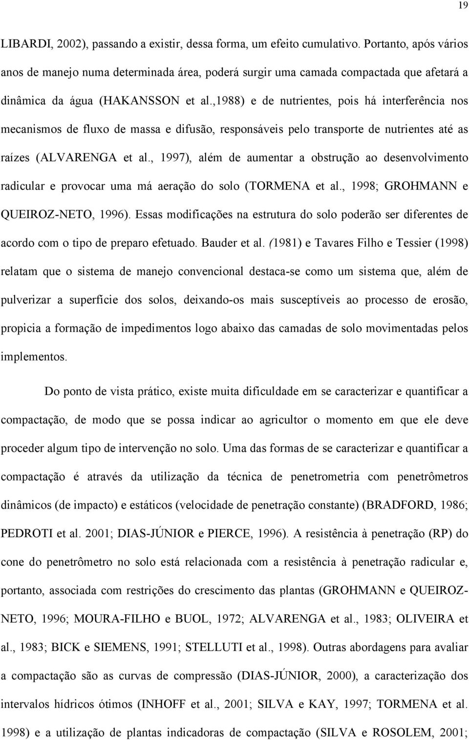 ,1988) e de nutrientes, pois há interferência nos mecanismos de fluxo de massa e difusão, responsáveis pelo transporte de nutrientes até as raízes (ALVARENGA et al.