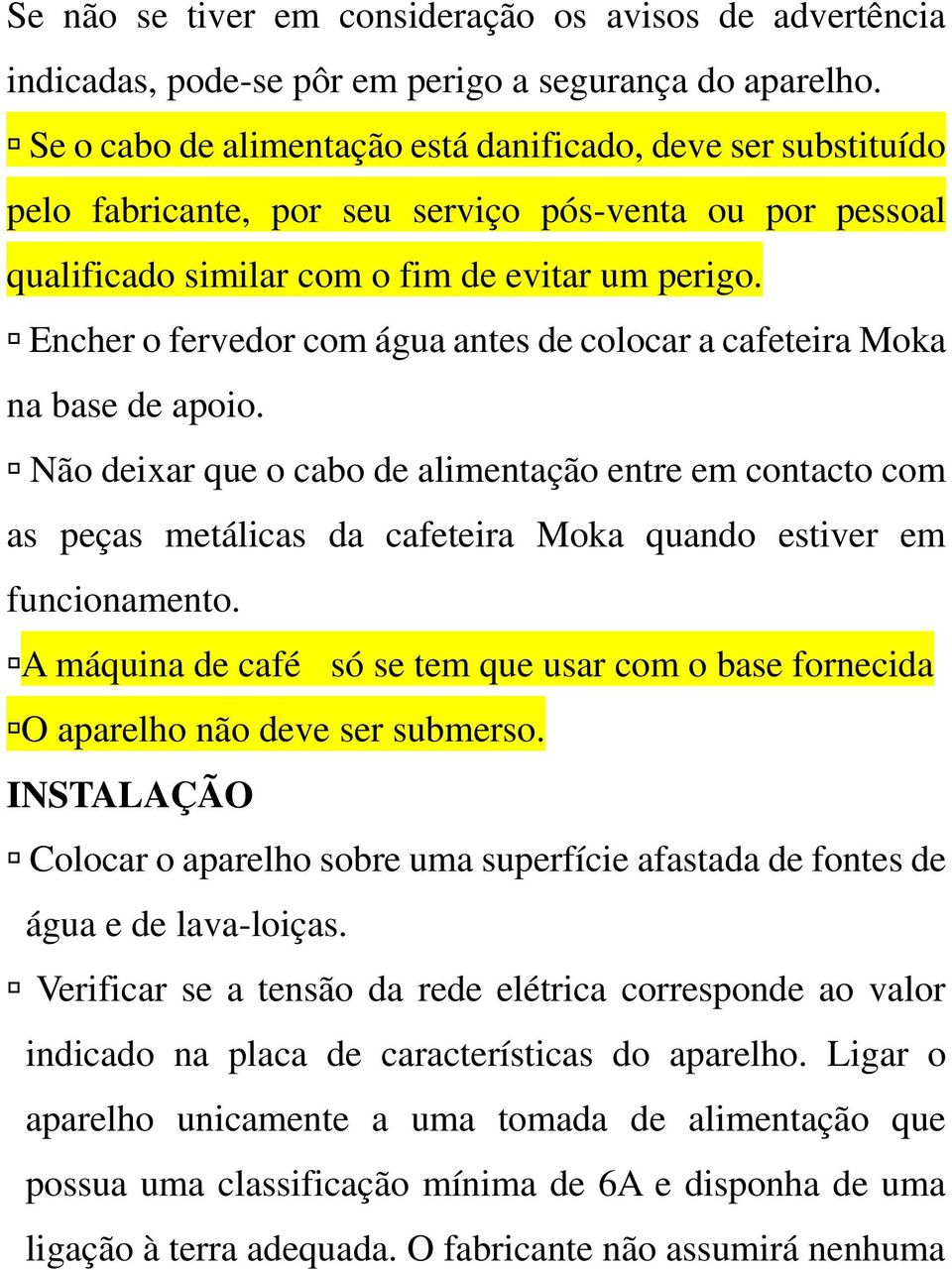 Encher o fervedor com água antes de colocar a cafeteira Moka na base de apoio.