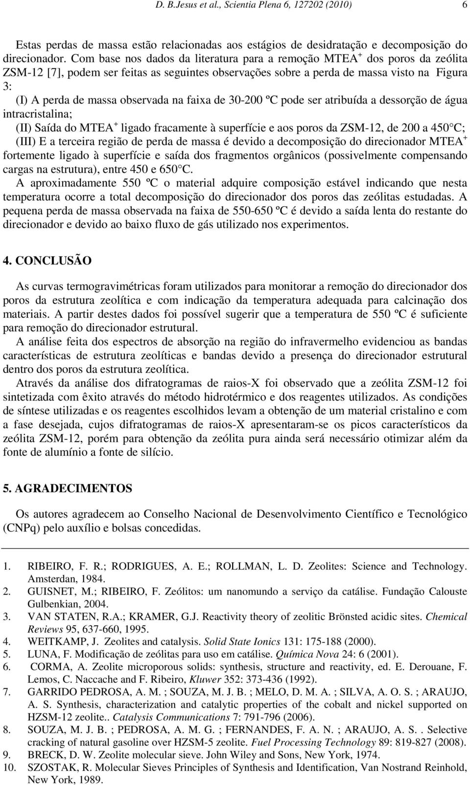 observada na faixa de 30-200 ºC pode ser atribuída a dessorção de água intracristalina; (II) Saída do MTEA + ligado fracamente à superfície e aos poros da ZSM-12, de 200 a 450 C; (III) E a terceira