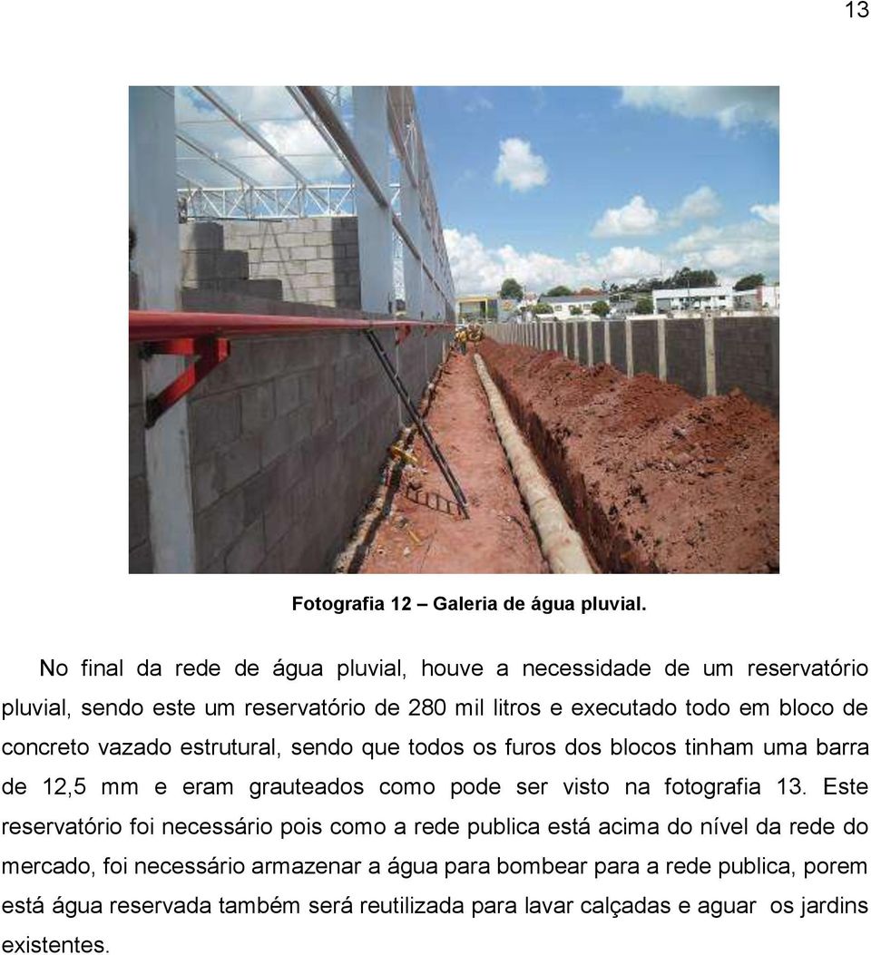 de concreto vazado estrutural, sendo que todos os furos dos blocos tinham uma barra de 12,5 mm e eram grauteados como pode ser visto na fotografia 13.