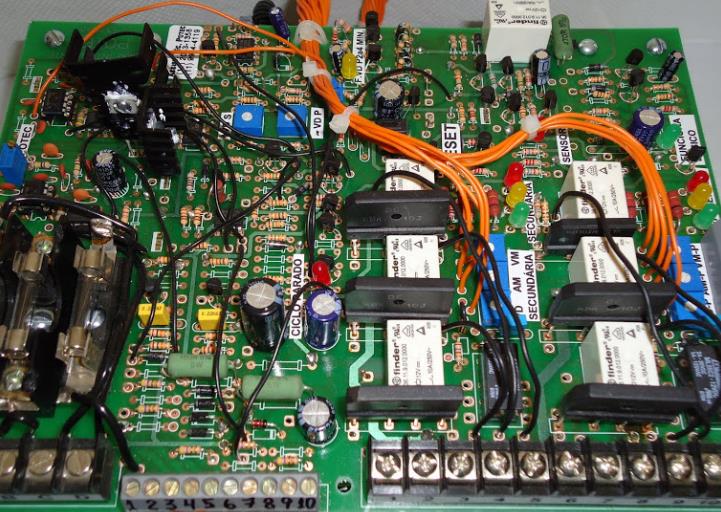 A placa de circuito impresso (PCI) já montada (com os componentes eletrônicos) tem uma composição muito heterogênea (Figura 12).