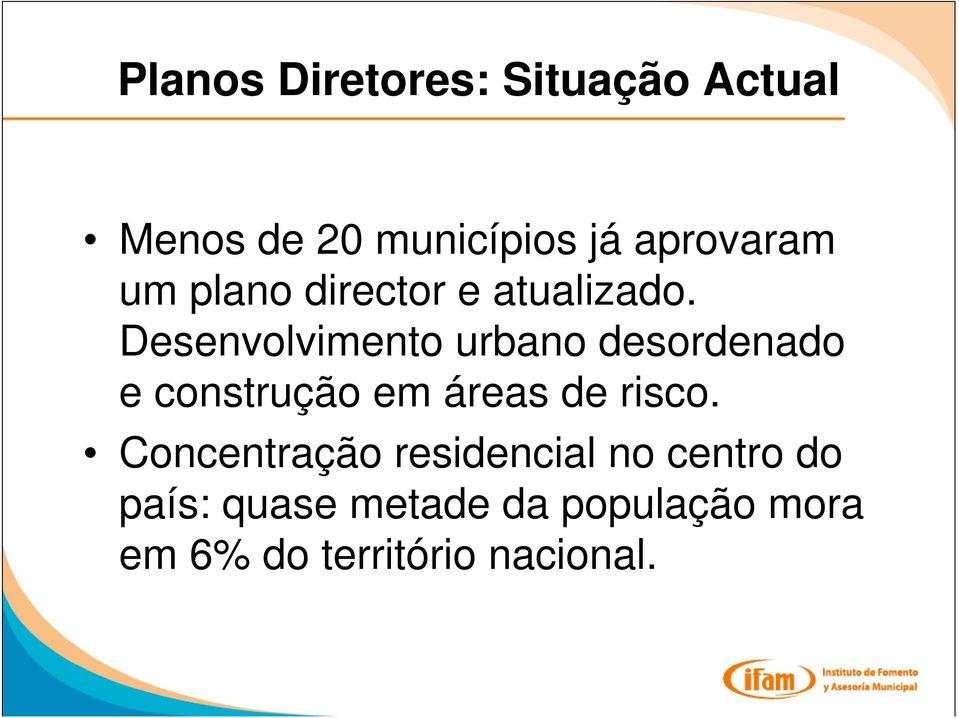 Desenvolvimento urbano desordenado e construção em áreas de risco.