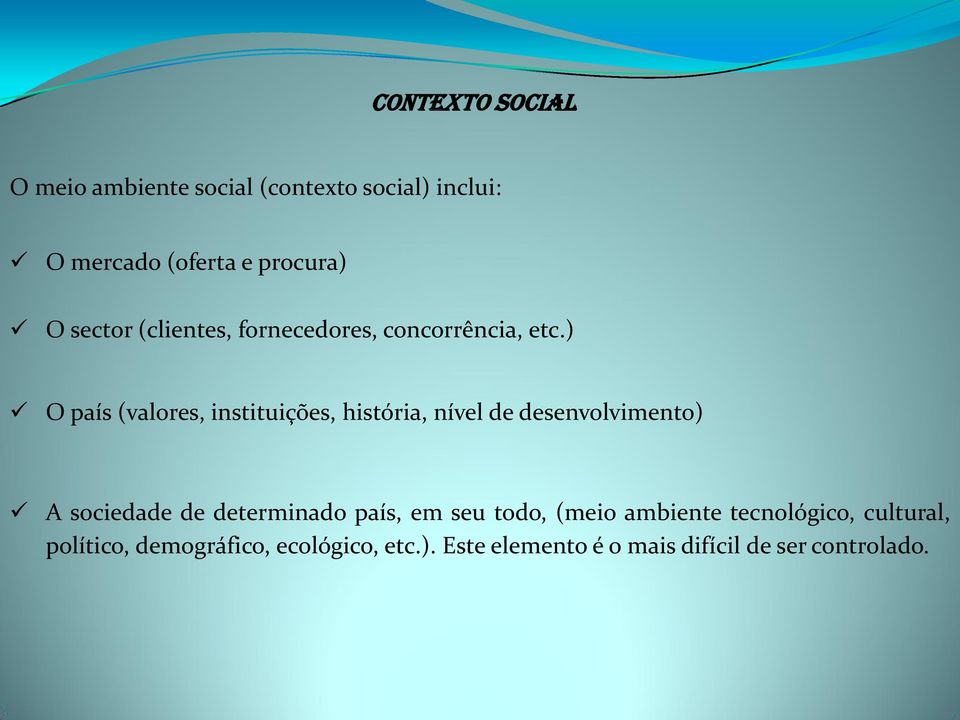 ) O país (valores, instituições, história, nível de desenvolvimento) A sociedade de determinado