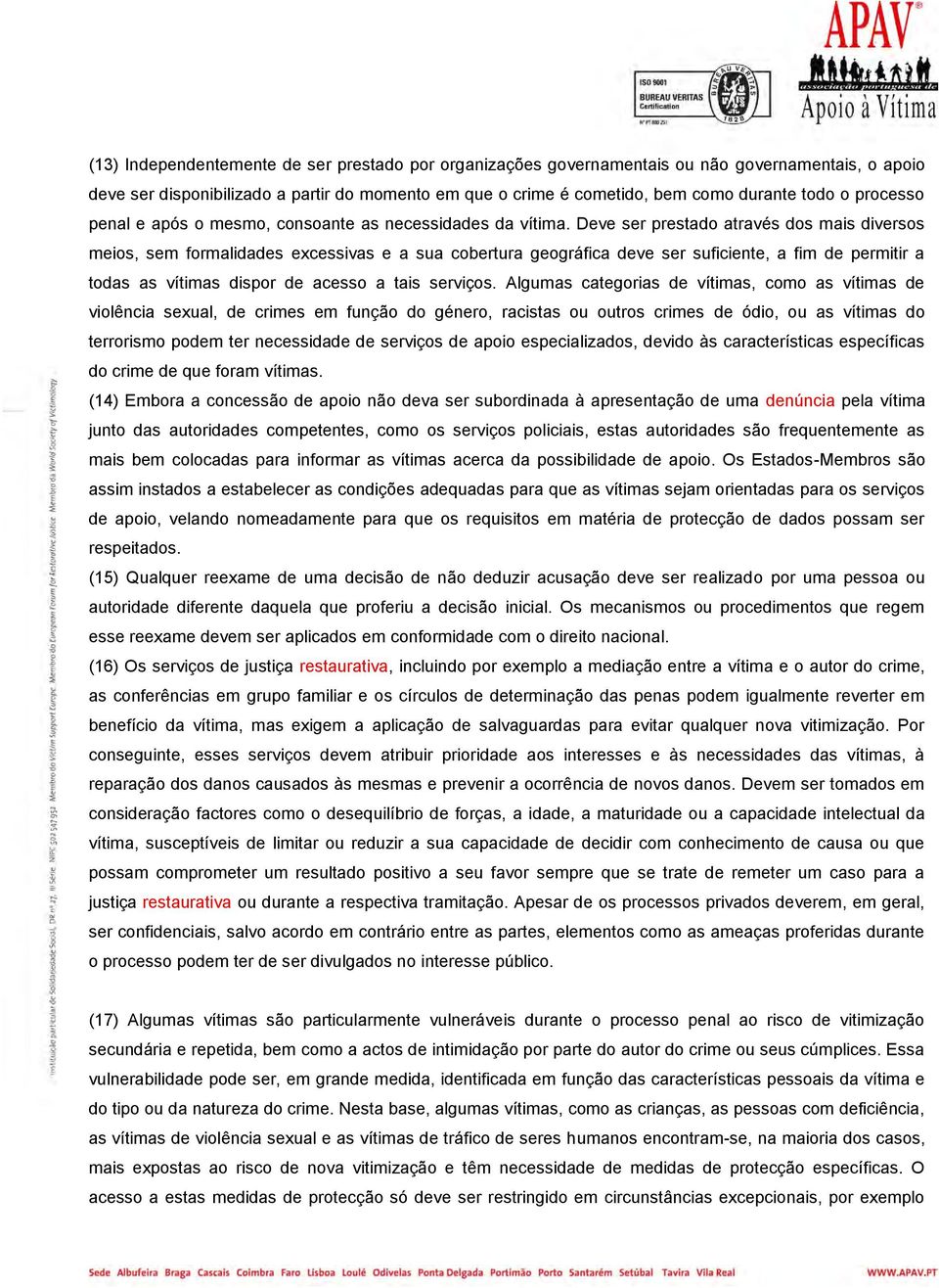 Deve ser prestado através dos mais diversos meios, sem formalidades excessivas e a sua cobertura geográfica deve ser suficiente, a fim de permitir a todas as vítimas dispor de acesso a tais serviços.