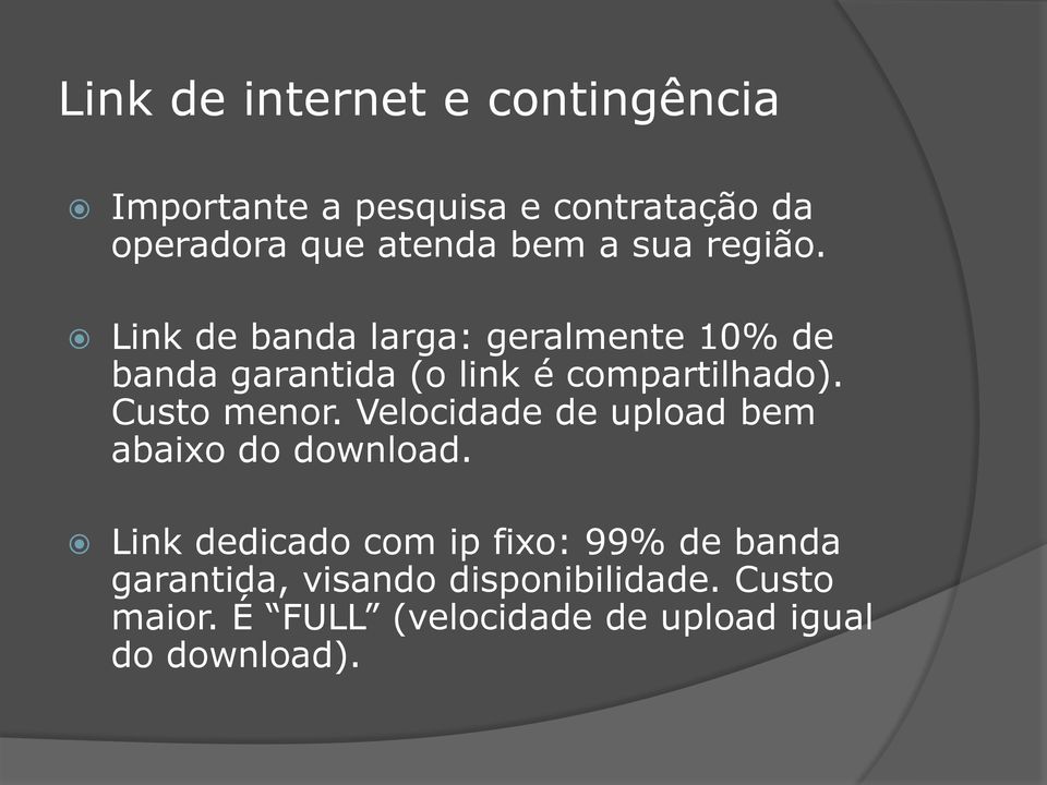 Custo menor. Velocidade de upload bem abaixo do download.