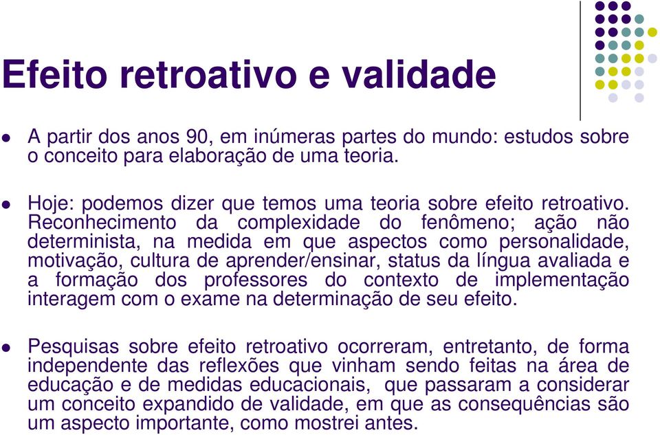 Reconhecimento da complexidade do fenômeno; ação não determinista, na medida em que aspectos como personalidade, motivação, cultura de aprender/ensinar, status da língua avaliada e a formação dos