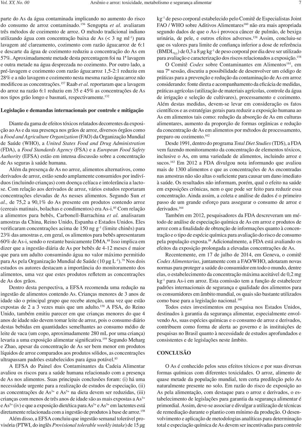 O método tradicional indiano utilizando água com concentração baixa de As (< 3 ng ml -1 ) para lavagem até clareamento, cozimento com razão água:arroz de 6:1 e descarte da água de cozimento reduziu a