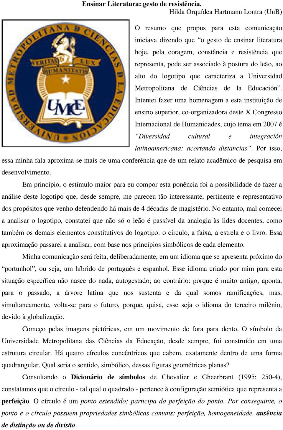 associado à postura do leão, ao alto do logotipo que caracteriza a Universidad Metropolitana de Ciências de la Educación.