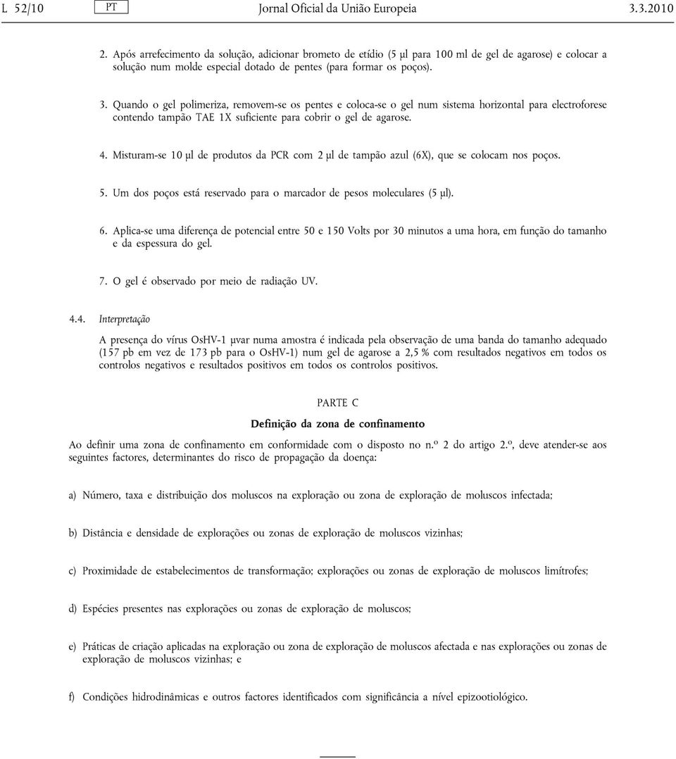 Quando o gel polimeriza, removem-se os pentes e coloca-se o gel num sistema horizontal para electroforese contendo tampão TAE 1X suficiente para cobrir o gel de agarose. 4.