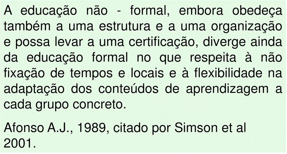 à não fixação de tempos e locais e à flexibilidade na adaptação dos conteúdos de