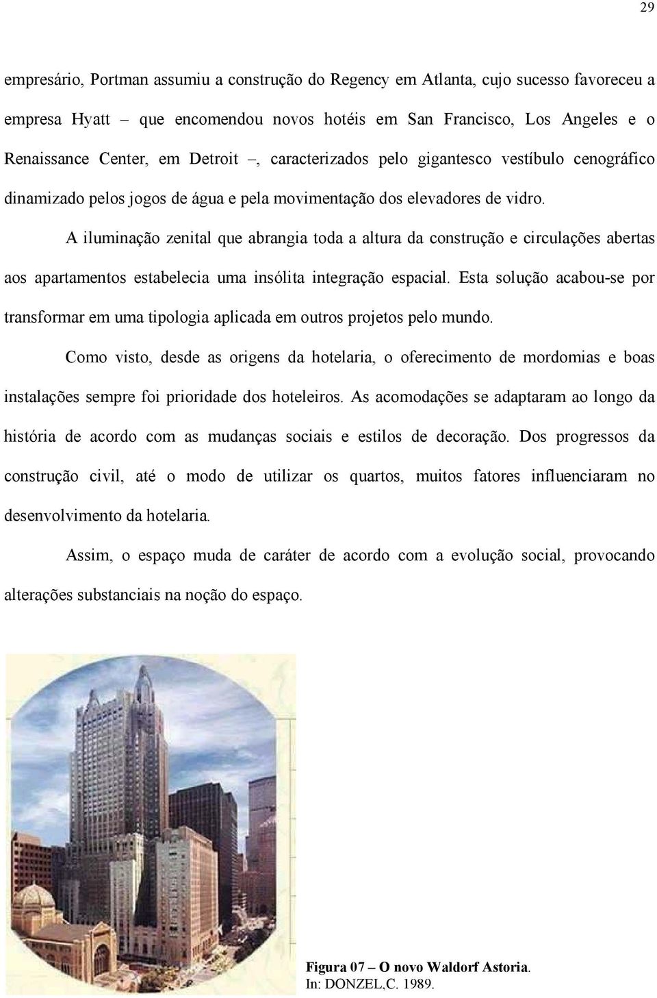 A iluminação zenital que abrangia toda a altura da construção e circulações abertas aos apartamentos estabelecia uma insólita integração espacial.