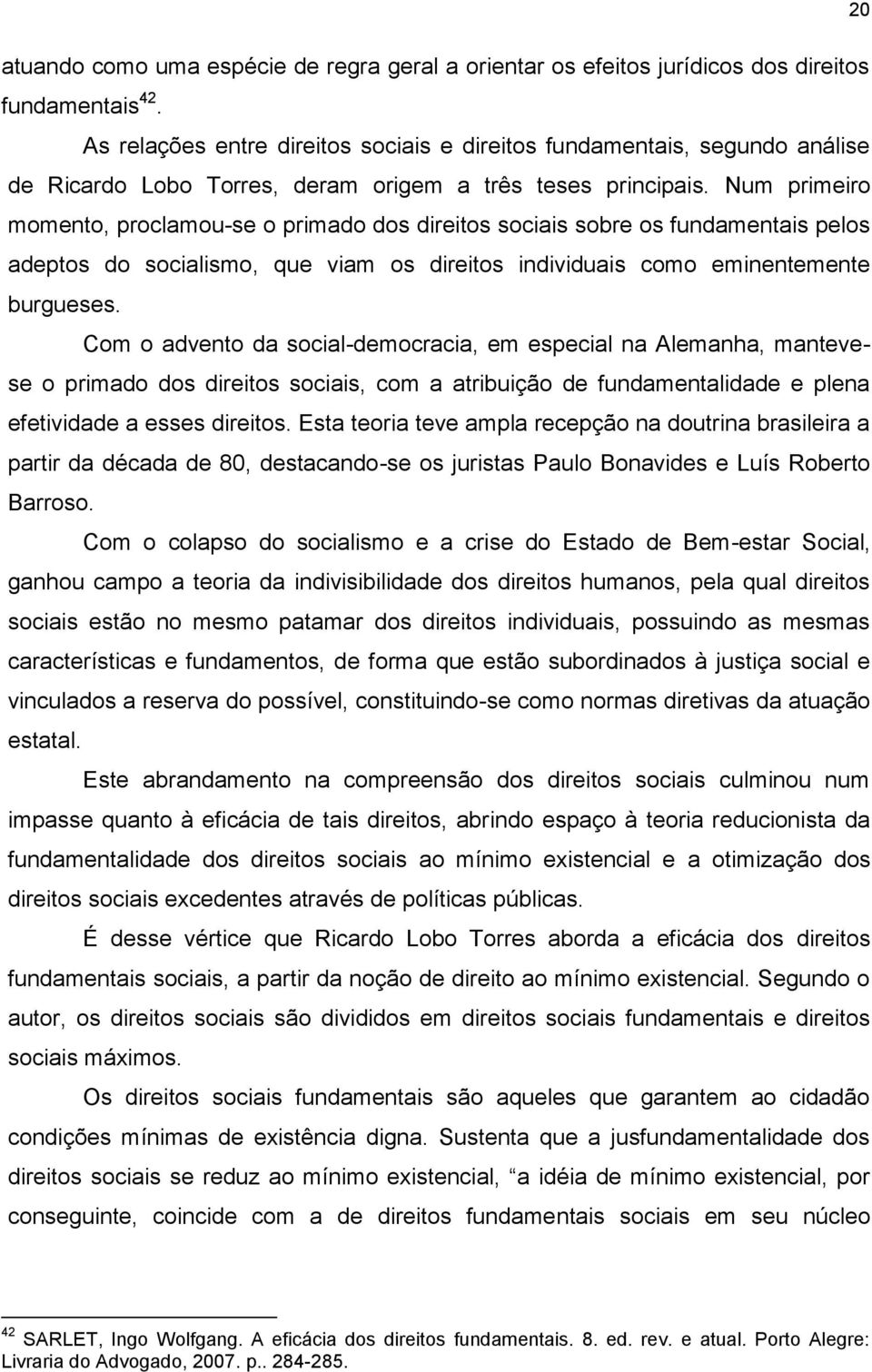 Num primeiro momento, proclamou-se o primado dos direitos sociais sobre os fundamentais pelos adeptos do socialismo, que viam os direitos individuais como eminentemente burgueses.