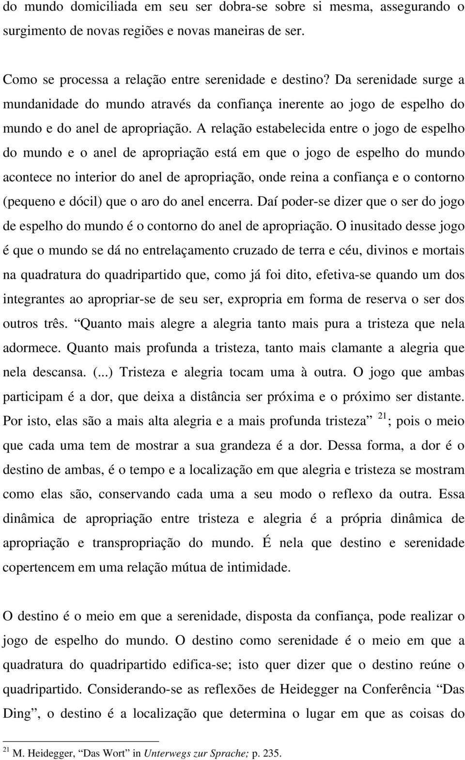 A relação estabelecida entre o jogo de espelho do mundo e o anel de apropriação está em que o jogo de espelho do mundo acontece no interior do anel de apropriação, onde reina a confiança e o contorno