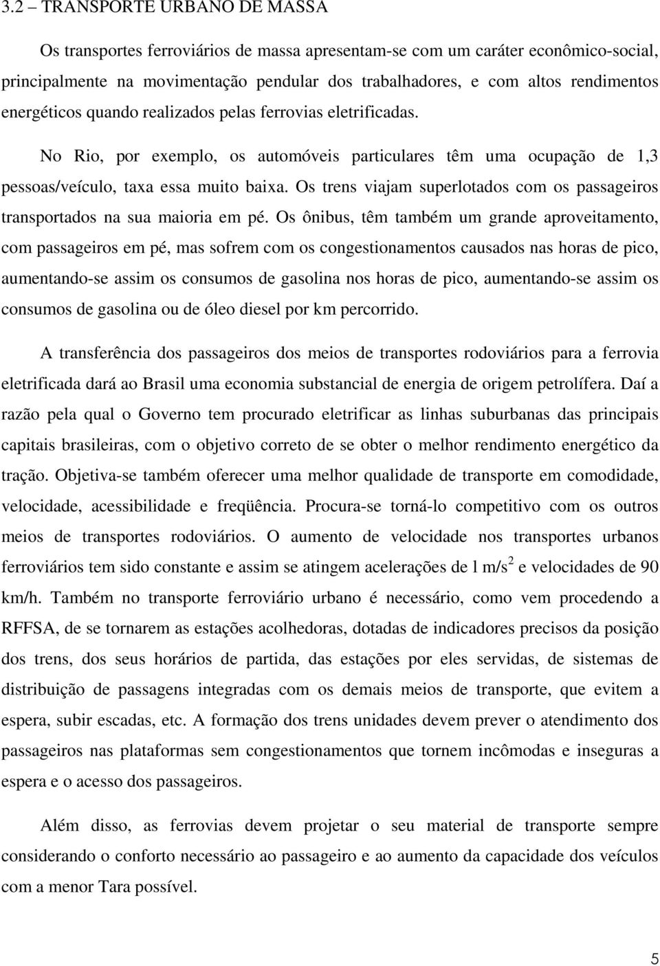 Os trens viajam superlotados com os passageiros transportados na sua maioria em pé.