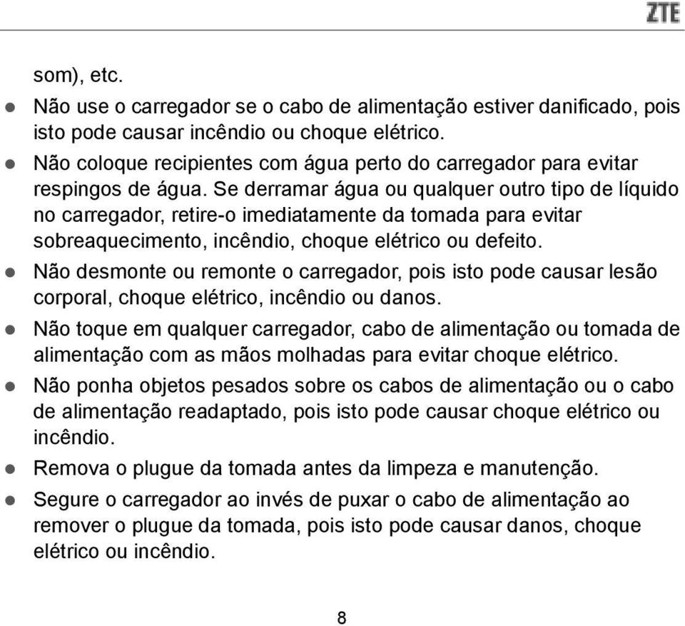 Se derramar água ou qualquer outro tipo de líquido no carregador, retire-o imediatamente da tomada para evitar sobreaquecimento, incêndio, choque elétrico ou defeito.