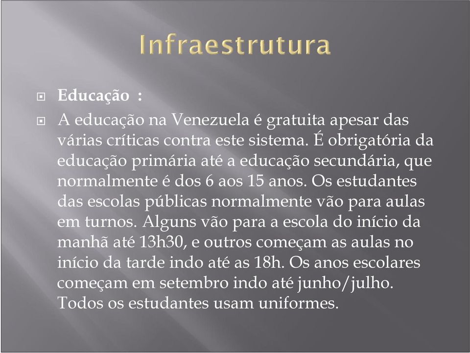 Os estudantes das escolas públicas normalmente vão para aulas em turnos.