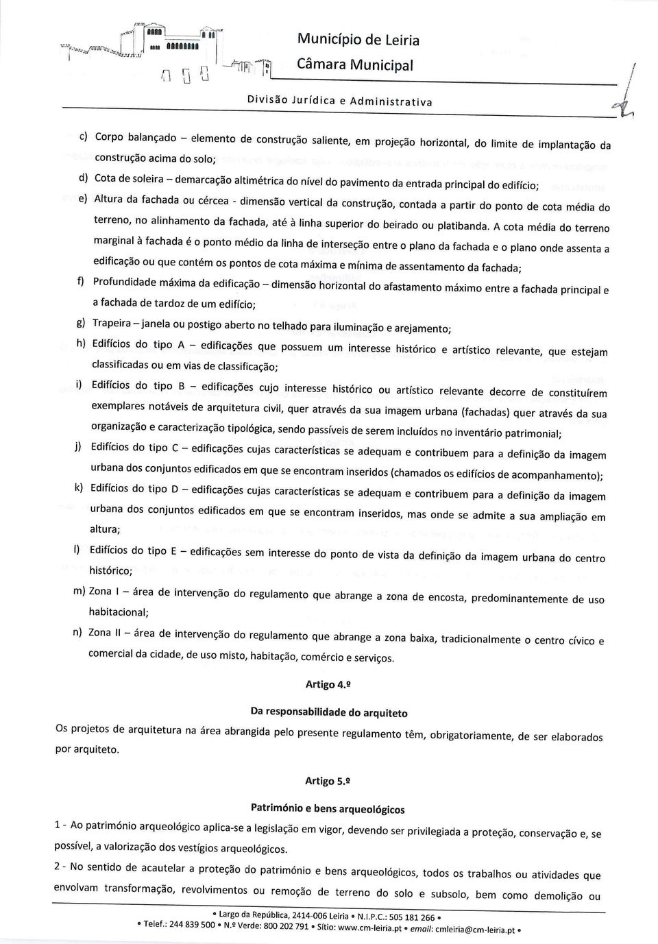 dimensão vertical da construção, contada a partir do ponto de cota média do terreno, no alinhamento da fachada, até à linha superior do beirado ou platibanda.