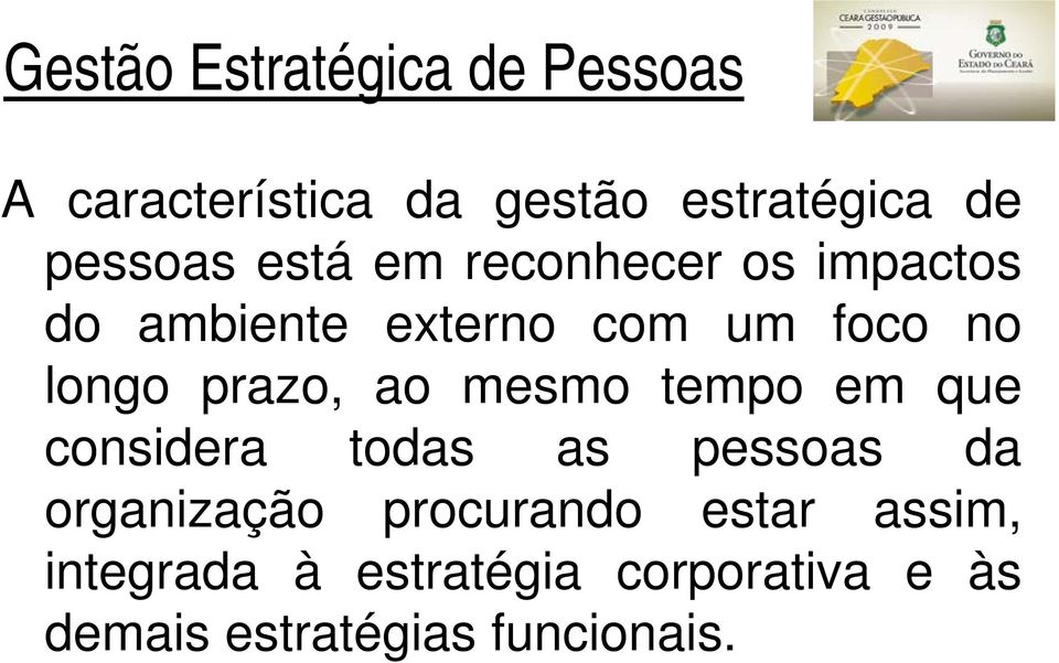 ao mesmo tempo em que considera todas as pessoas da organização procurando