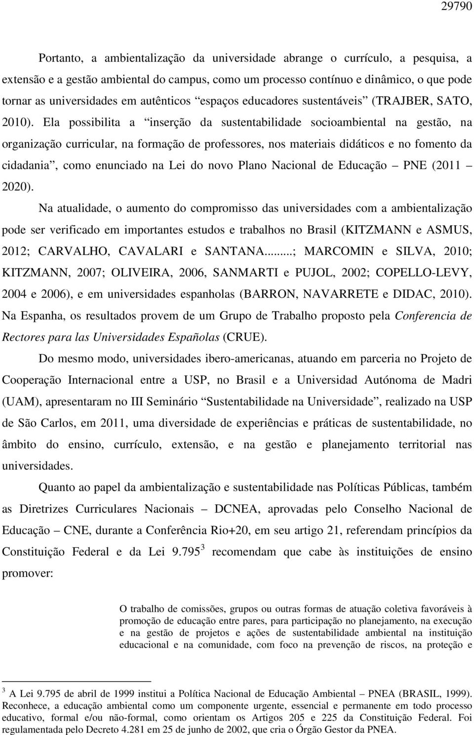 Ela possibilita a inserção da sustentabilidade socioambiental na gestão, na organização curricular, na formação de professores, nos materiais didáticos e no fomento da cidadania, como enunciado na