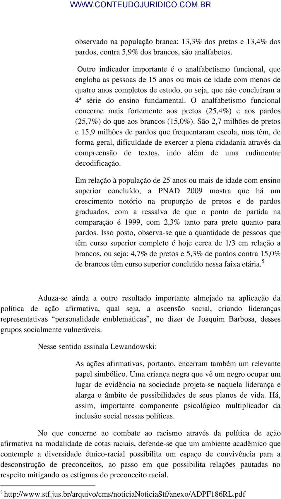 ensino fundamental. O analfabetismo funcional concerne mais fortemente aos pretos (25,4%) e aos pardos (25,7%) do que aos brancos (15,0%).