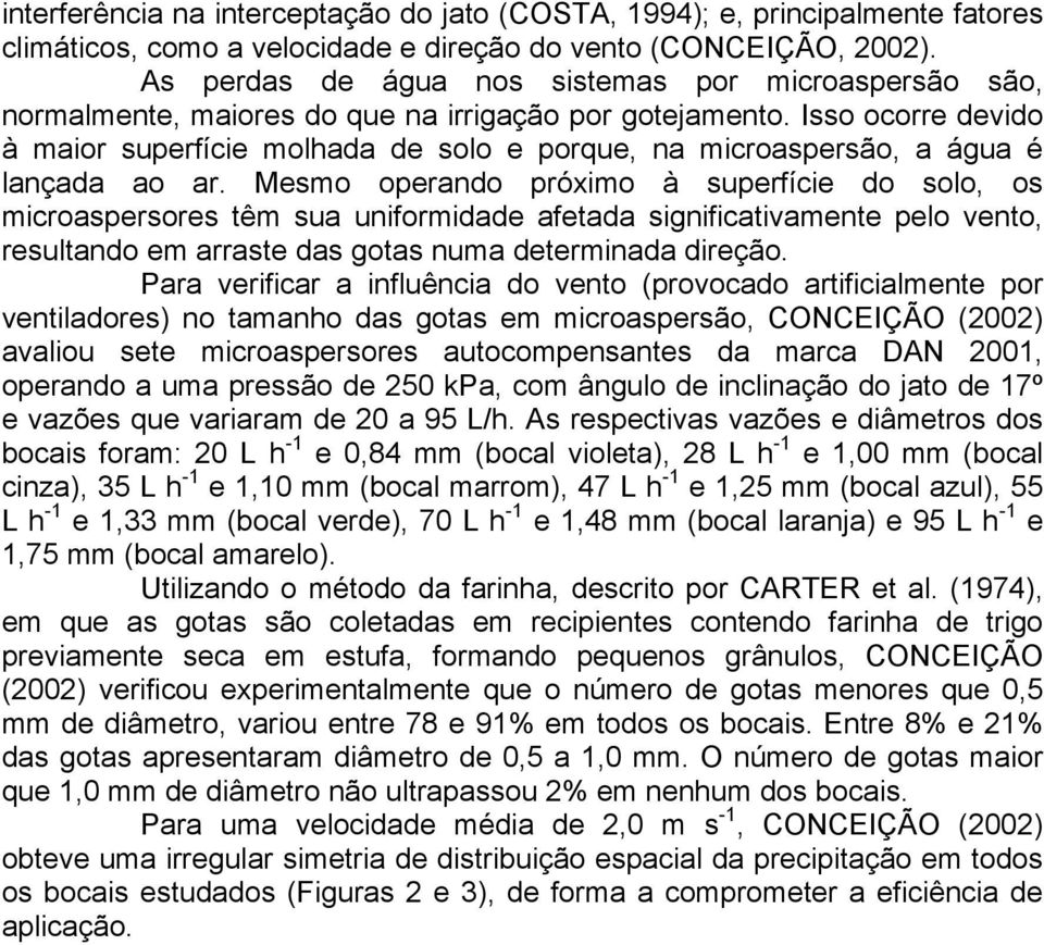 Isso ocorre devido à maior superfície molhada de solo e porque, na microaspersão, a água é lançada ao ar.