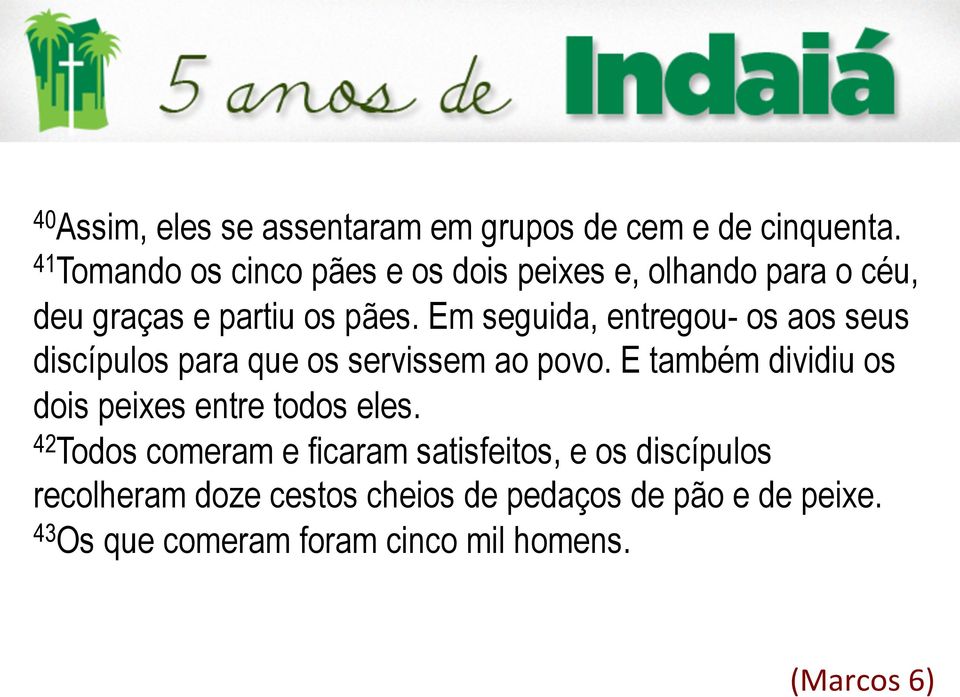 Em seguida, entregou- os aos seus discípulos para que os servissem ao povo.