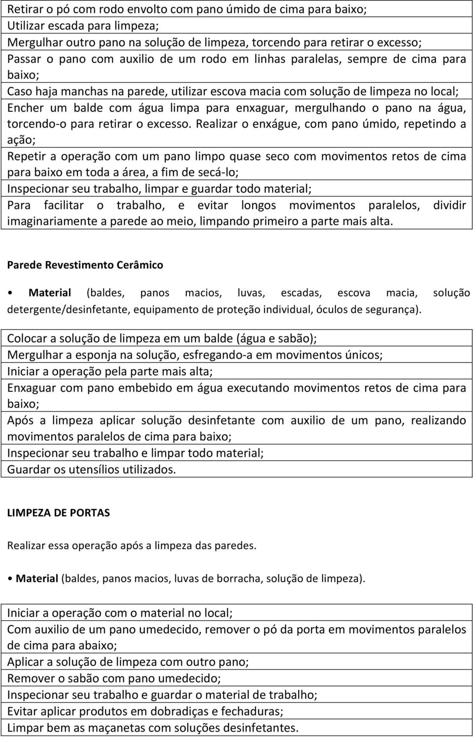 mergulhando o pano na água, torcendo- o para retirar o excesso.