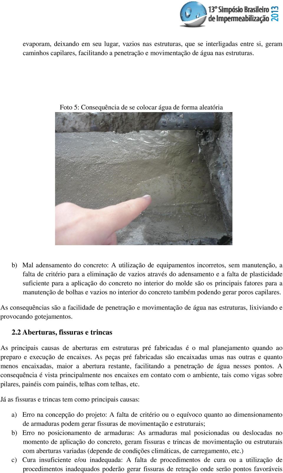 através do adensamento e a falta de plasticidade suficiente para a aplicação do concreto no interior do molde são os principais fatores para a manutenção de bolhas e vazios no interior do concreto