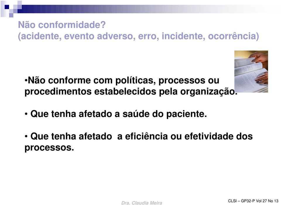 com políticas, processos ou procedimentos estabelecidos pela