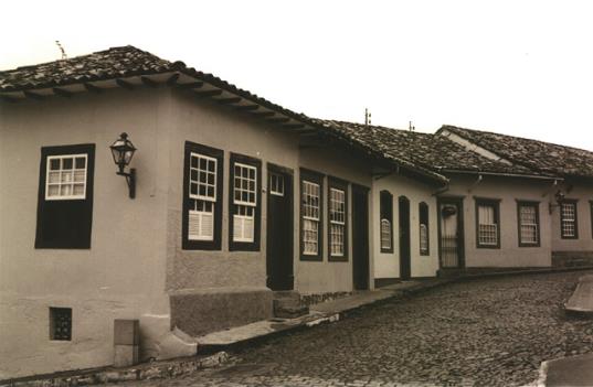 Margem direita (de quem entra na cidade) Margem esquerda (de quem entra na cidade) Catedral Basílica de Nossa Senhora do Pilar Capela de Santo Antônio Igreja de Nossa Senhora das Mercês Igreja de