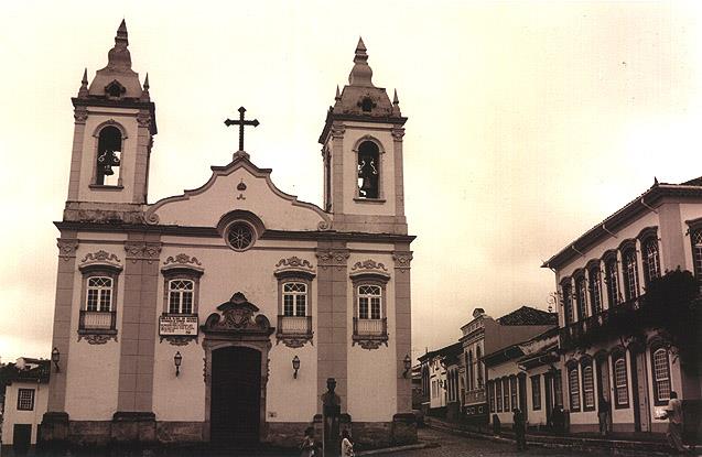 Igreja Nossa Senhora do Rosário No conjunto, tanto a arquitetura quanto a decoração são muito modestas.