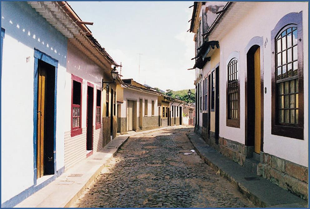 Antes de prosseguir pela Rua Getúlio Vargas, entre na via à direita da igreja para conhecer e fotografar o casario colonial da Rua Santo Antônio.