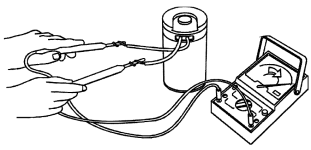 Testes do compressor 2-Teste do enrolamento (bobina) do motor do compressor Com o auxílio de um multímetro, meça as resistências dos enrolamentos principal e auxiliar.