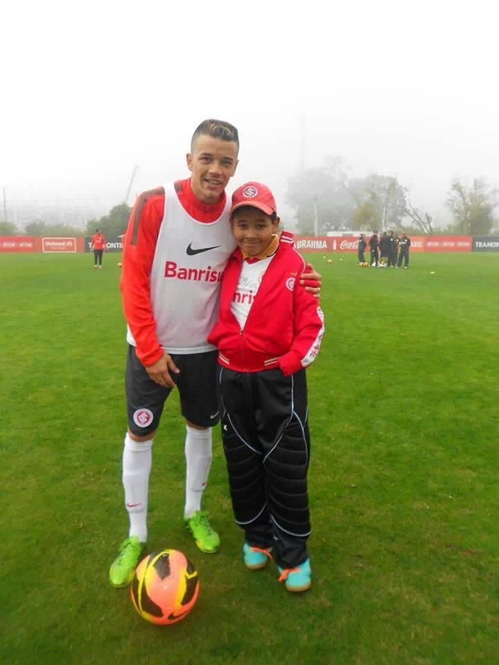 Jairo Adilson stangherlin Professor da EMEF VICTOR ISSLER Curso Extensão em Direitos Humanos UFRGS Introdução: André é um menino que nasceu com agenesia de pés e mãos, mas adora jogar futebol, tendo