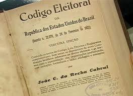 1934 16 de julho - É publicada a nova Constituição brasileira. A 3ª Constituição brasileira, apesar de estabelecer alguns princípios de caráter liberal-democrático não sobreviveu por muito tempo.