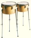 através da percussão de uma pele.