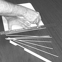 Com os materiais acima, siga agora os seguintes passos para a execução do seu empreendimento: 1) Usando uma régua e uma caneta meça e trace 31 linhas paralelas de exatamente 4 mm de distância entre