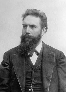 Wilhelm Röentgen (1845 1923) 1901 Prêmio Nobel em Física Descoberta dos raios X Era uma sexta-feira, 8 de novembro de 1895, noite chegando quando Wilhelm Röentgen, decidiu repetir o experimento