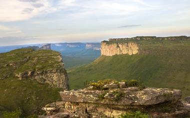 Relevo - Planalto O relevo é a expressão e a modelagem da superfície terrestre, um resultado de uma infinidade de acontecimentos que marcaram a história geológica da Terra, que se encontra em