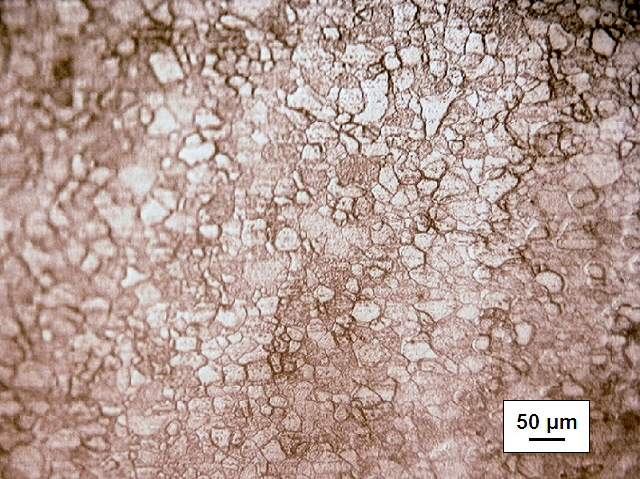 FIG 4.2: Microscopia ótica, utilizando campo claro e 200x de aumento, da amostra laminada convencionalmente após 80% de redução a frio (a) e posterior recozimento (b).